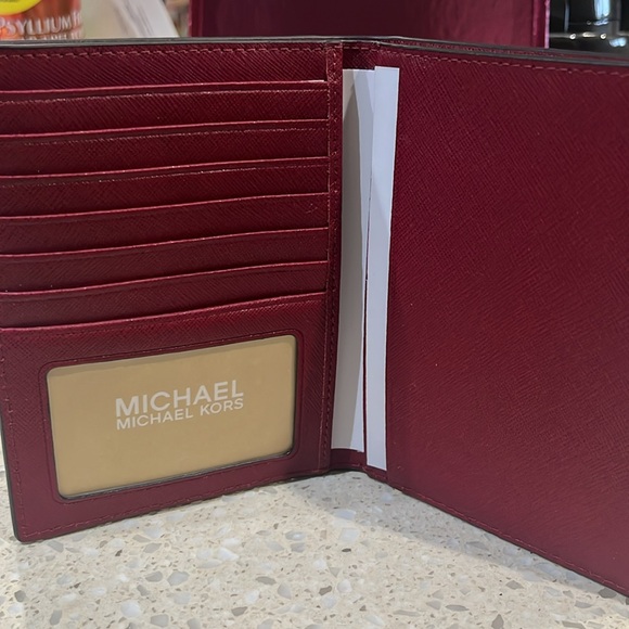 Michael Kors Passport and Luggage Tag Set - Picture 5 of 7